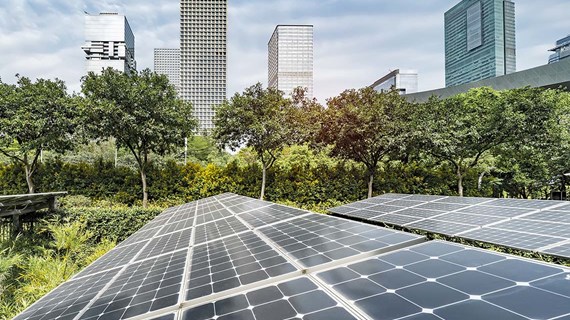 Reducer energiomkostninger og udledninger fra dine ejendomme med solcelleanlæg